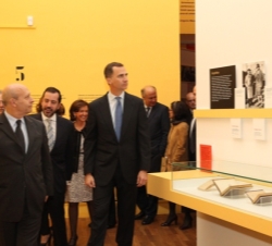 Don Felipe durante su recorrido por la exposición “La Generación del 14. Ciencia y Modernidad”